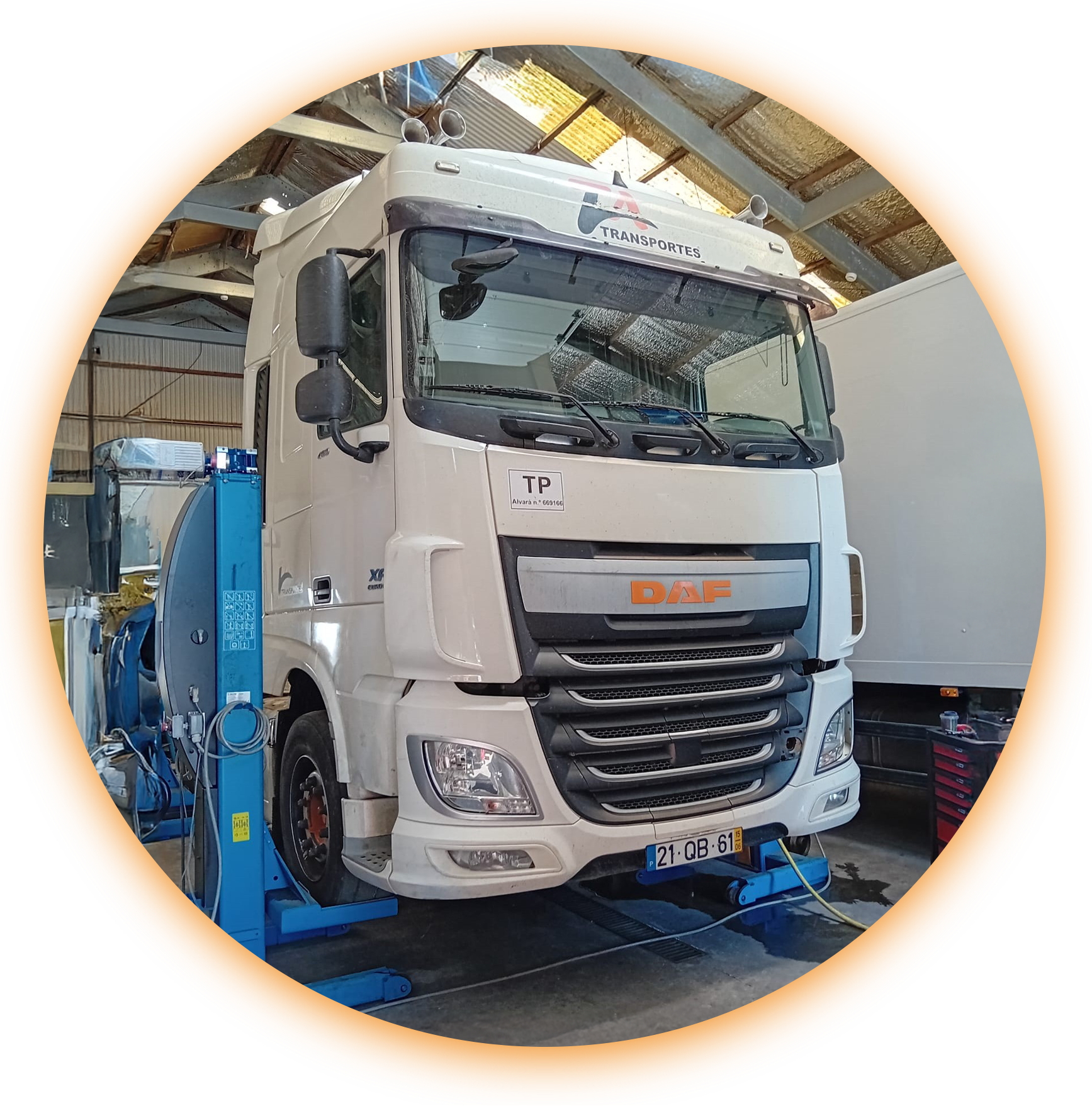 Imagem de um camião na oficina da TaTransportes.